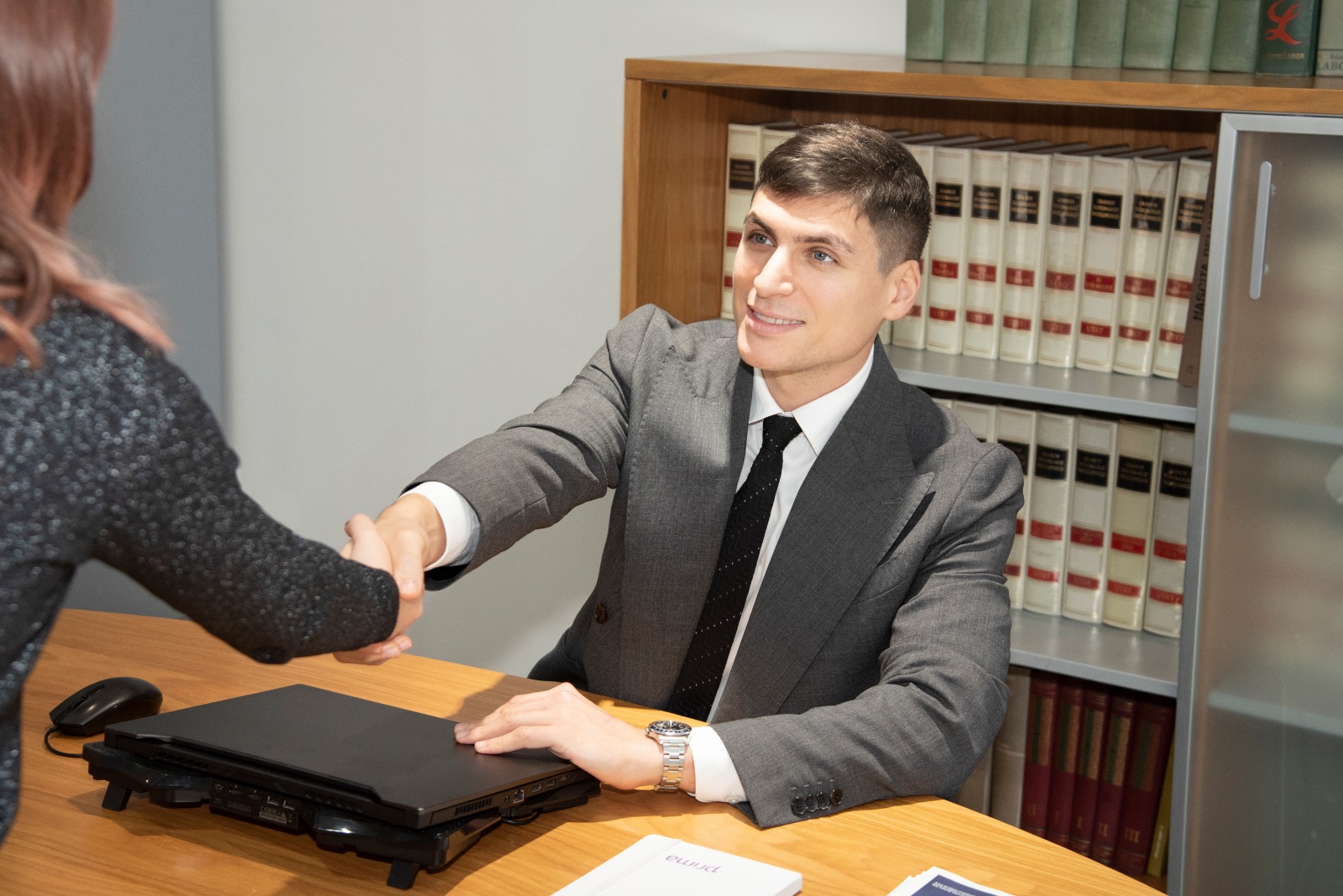 Paolo Bartoccelli stringe la mano a una cliente — consulenza professionale Bartoccelli Assicurazioni